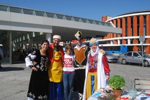 Festeros y la edil de Fiestas en la estación de Atocha