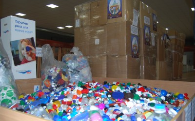 Villena recoge 2300 kilos de tapones para ayudar a una niña con problemas de movilidad