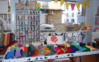 Caritas Villena recibe las bufandas y cuellos realizados durante el Mercado de la Navidad