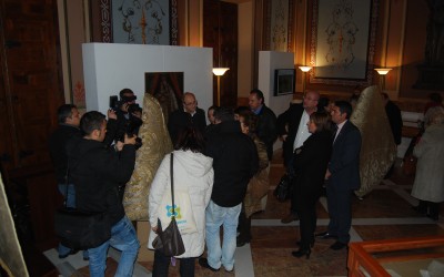 Inaugurada la exposición con los mantos de la Virgen