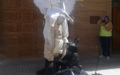 La escultura “La eterna lucha del hombre entre el bien y el mal” fue la ganadora del Concurso de Esculturas Vivientes del Museo Navarro Santafé