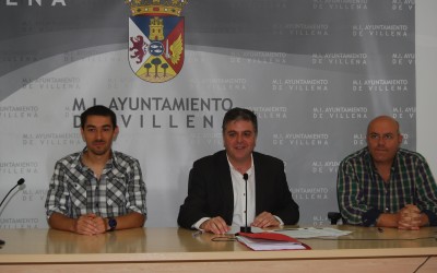 La Concejalía de Deportes firma dos convenios para facilitar el uso de la Piscina Cubierta a los escolares y al Club de Natación Alto Vinalopó