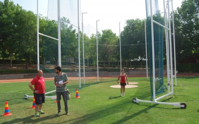 Instalada la jaula de lanzamiento para atletismo en el polideportivo