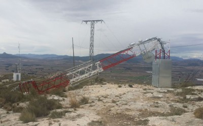 La caída de una antena deja incomunicados a varios departamentos municipales