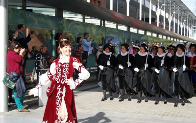 Los Moros y Cristianos de Villena se exhiben por el centro de Madrid
