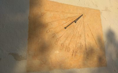 Presentación del reloj de sol restaurado en la Sierra Salinas