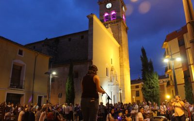 Villena se tiñe de violeta por la concentración del 20S
