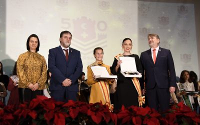 La entrega de peinetas da comienzo al año festero 2020