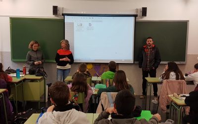 El concejal de RSU presente en las charlas sobre reciclaje del IES Hermanos Amorós