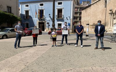 Un alumno del CEIP Príncipe Don Juan Manuel recoge el primer premio del Concurso Solidario de Manualidades con Materiales Reciclables de Silvoturismo