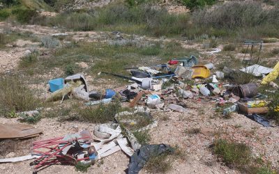 Limpieza de un vertedero clandestino junto al polideportivo municipal