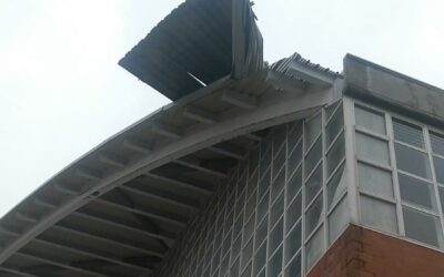 El temporal arranca parte de la cubierta del pabellón polideportivo
