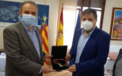 Antonio Pastor recibe la medalla y el pin como nuevo concejal del Ayuntamiento de Villena