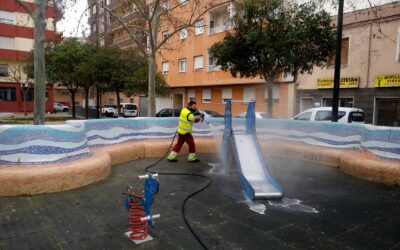 El servicio de limpieza viaria pone a punto las zonas de juegos infantiles de parques y jardines tras su higienización