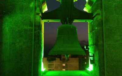 Villena ilumina el campanario de Santa María en el Día Mundial del Alzheimer