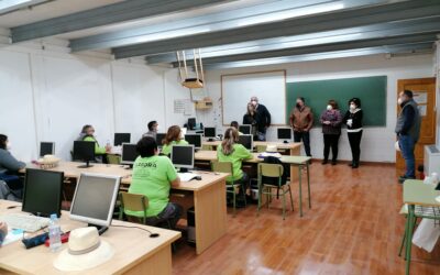 El alcalde y la edil de Desarrollo Empresarial visitan los talleres de Empleo de Villena
