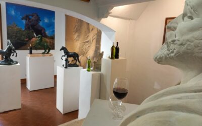El Museo Navarro Santafé acoge la exposición ‘Las Virtudes de la Escultura’, un maridaje de obras y vino