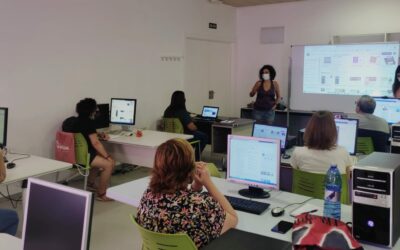 La concejala de Empleo y Formación visita al alumnado del curso presencial de la Lanzadera de Empleo