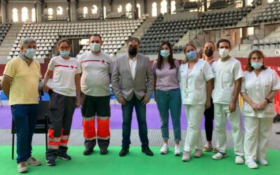 El personal del programa de vacunación contra la Covid-19 y Samuel López,  director deportivo de Equelite, Arracada de Oro colectivo e individual 2021