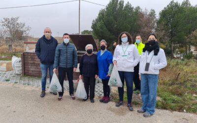 El Ayuntamiento de Villena reparte compost a los usuarios de la Isla de Compostaje Comunitario de La Encina