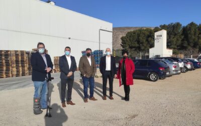 El alcalde visita Snacks El Valle para conocer sus planes de expansión y ampliación de instalaciones