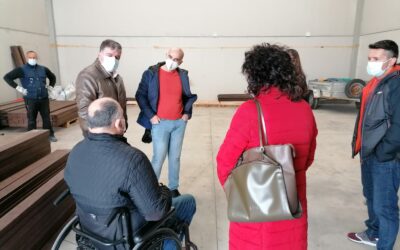 El equipo de Gobierno visita las instalaciones del Centro de Empleo Integrados para la construcción de mobiliario urbano con plástico reciclado