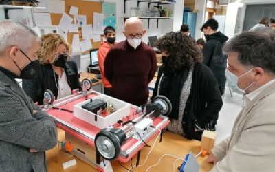 El IES Las Fuentes presenta la silla robotizada y adaptada a las necesidades de menores con discapacidad fabricada por los alumnos