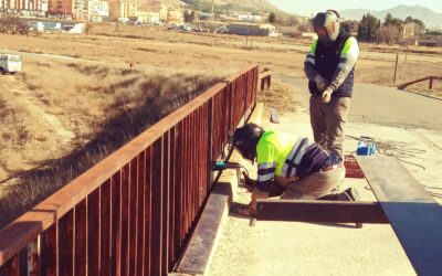 El Ayuntamiento termina las obras de seguridad y repintado en el puente del Camino de la Hoya