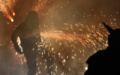 Villena recupera su tradicional Correfocs por las calles del Rabal tras las Fiestas del Medievo