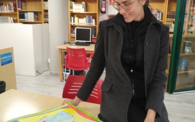 Emotivo reencuentro de una joven ilustradora villenense con el Libro Gigante de Cuentos de la Ciudad