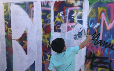 Los participantes del programa de intervención social ‘Poblao se Mueve’ redecoran el barrio de San Francisco