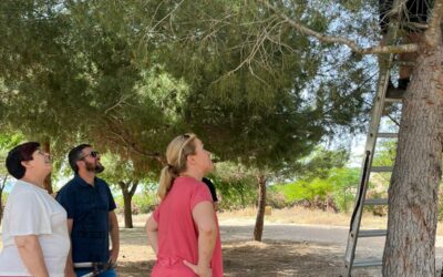 Los ediles de Medio Ambiente y Jardines participan en la instalación de casas para pájaros organizado por el alumnado del IES Las Fuentes  en la Ermita de San Bartolomé