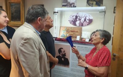 La bisnieta de Ruperto Chapí visita la exposición de objeto cedidos al Teatro