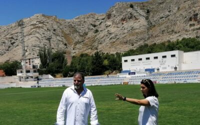 El Ayuntamiento instala 800 asientos en las nuevas gradas del campo de fútbol La Solana   