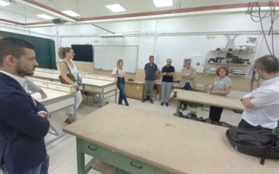 Empresas del sector fotovoltaico se interesan en la formación del IES Navarro Santafé para disponer de profesionales cualificados