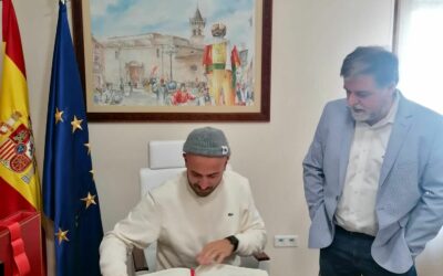El artista urbano Antonio Marest regresa a Villena y firma en el Libro de Honor del Ayuntamiento