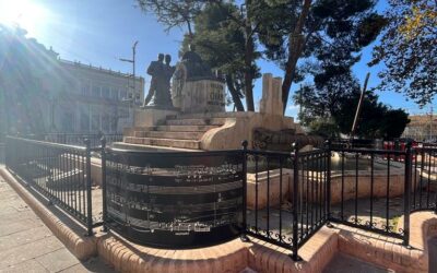 Villena rememora el 125 aniversario de ‘La Revoltosa’ con su partitura grabada en el nuevo vallado del monumento a Ruperto Chapí
