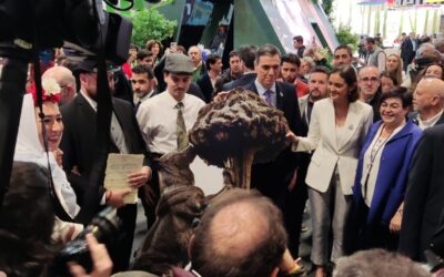 Pedro Sánchez, la ministra de Turismo, el alcalde de Madrid y la presidenta de Madrid, junto a los figurantes de Chapí, Navarro Santafé y la recreación del ‘Oso y el Madroño’ de la campaña turística de Villena