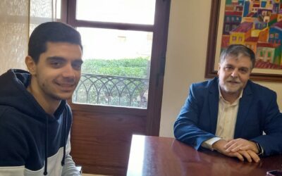 El alcalde recibe al villenense Coque López, bicampeón mundial FIA Gran Turismo Championships 2022