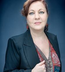 Villena pone el nombre de Carmen Linares a una de las butacas del Teatro Chapí en homenaje a sus 40 años de carrera