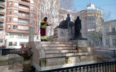 El Ayuntamiento limpia 33 solares del Centro Histórico e intensifica la limpieza de monumentos y mobiliario urbano