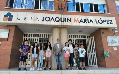 Los alumnos del CEIP Joaquín María López clasificados para la final del ‘Up!Steam 2023’ de la Politécnica de Valencia explican el proyecto al alcalde