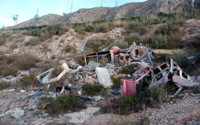 El Ayuntamiento retira un vertido ilegal de escombros en el paraje de La Solana