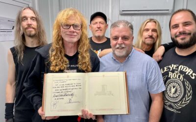 Dave Mustaine y Megadeth firman en el Libro de Honor de Villena