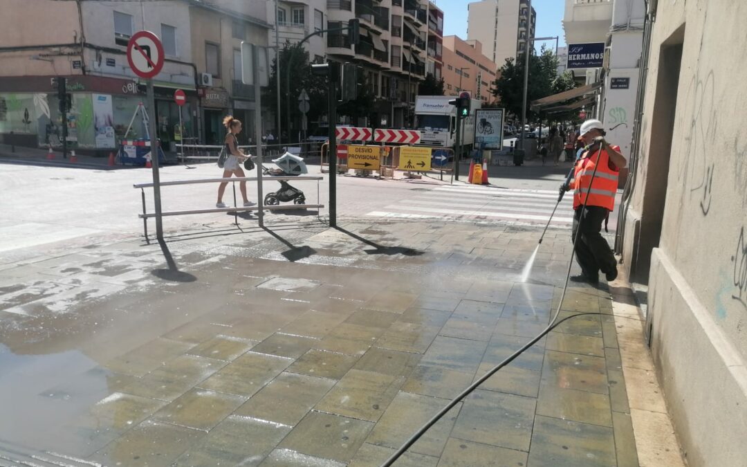 El Ayuntamiento de Villena emplea un novedoso sistema de limpieza con vapor para eliminar los grafitis de la muralla