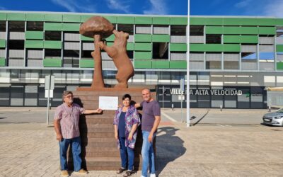 Finaliza la instalación de la réplica del oso y el madroño en la estación AVE de Villena