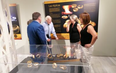 El arqueólogo alemán Schubart visita el Museo de Villena que acoge su legado documental y bibliográfico