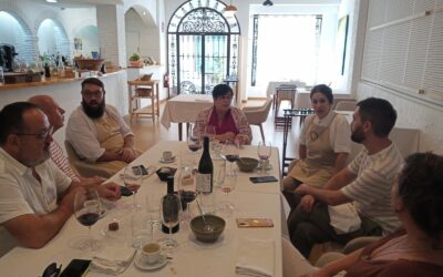 La Ruta del Vino de Alicante muestra a periodistas especializados las Fiestas de Moros y Cristianos y la riqueza enoturística de Villena
