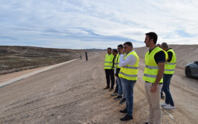 El alcalde de Villena visita las obras de sellado y remodelación de la planta de tratamiento de residuos