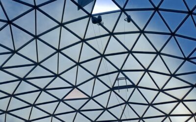 El Ayuntamiento repara una de las piezas de cristal de la cúpula de la Plaza de Toros rota por los bruscos cambios de temperatura